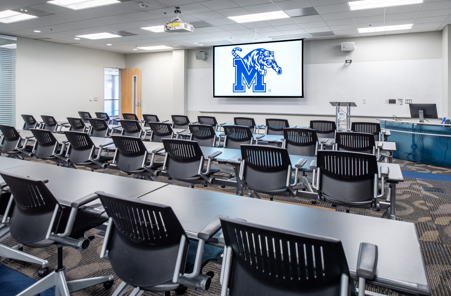 Photo of the FIshbowl room set in classroom style