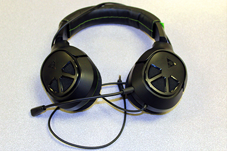 Over-the-ear headphones with microphone