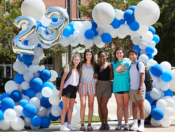 freshmen on first day of school under balloon arch