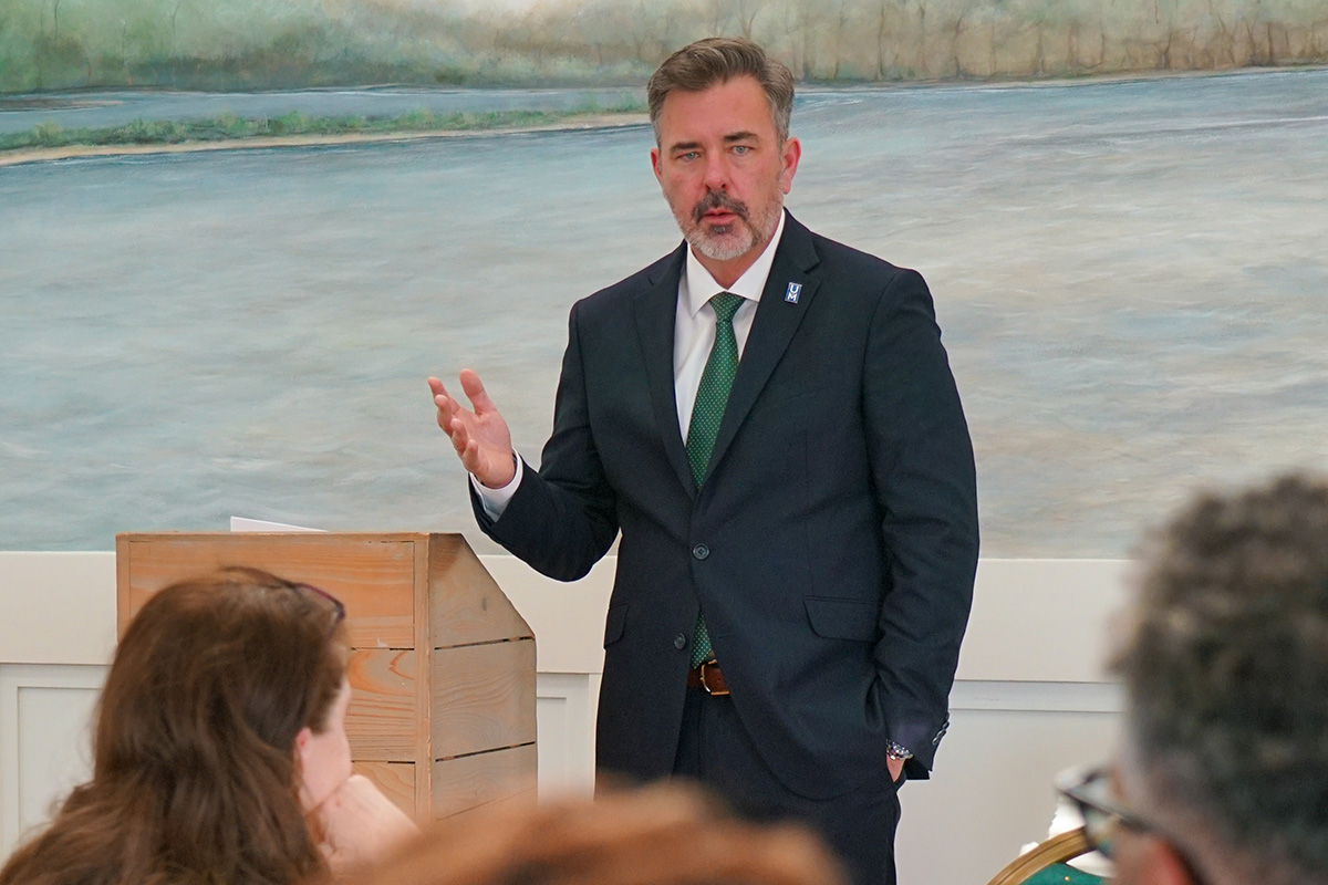 Chris Jenkins gives the keynote speech at the banquet 