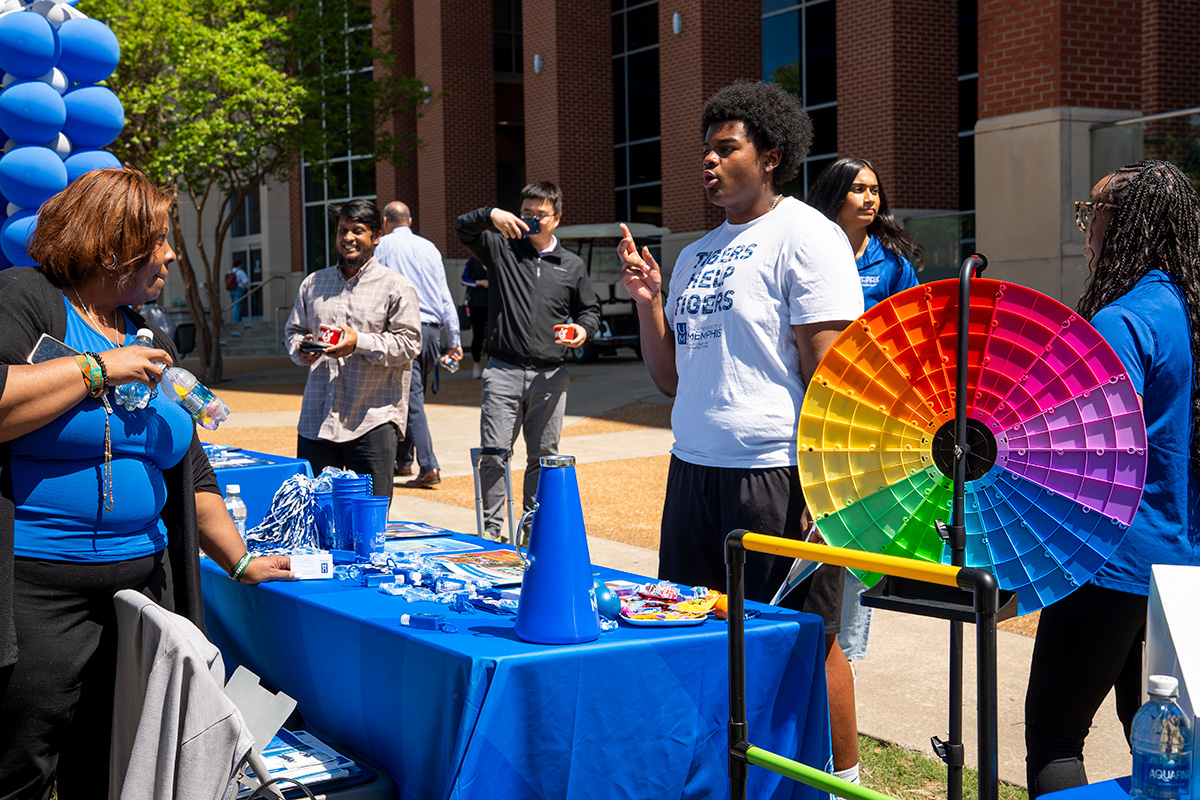 Dr. Lori Ward engaging UofM Students at SPH Meet and Greet event