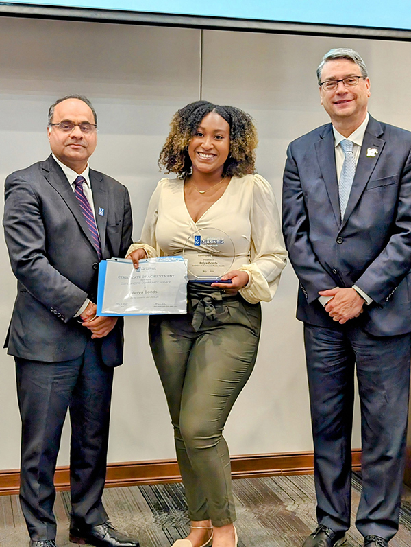 Aniya Bonds receiving Award