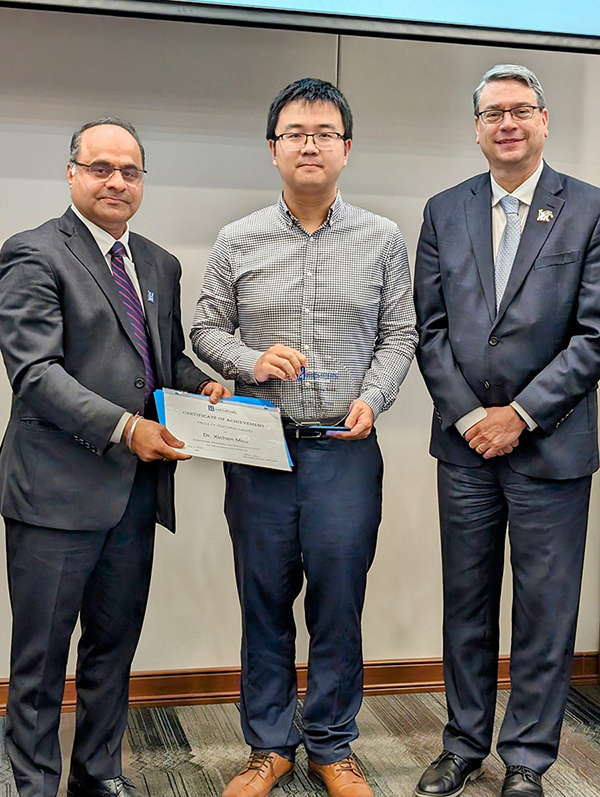 Xichen Mou receiving Award