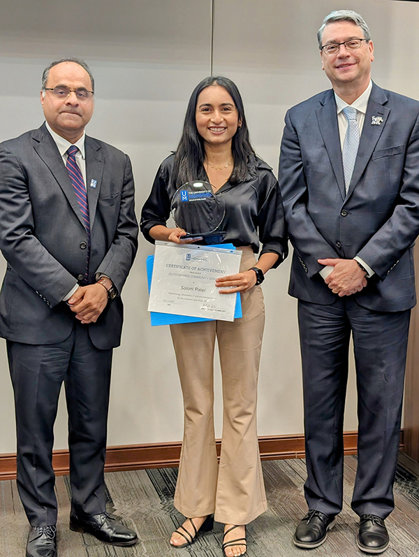 Saloni Patel receiving Award