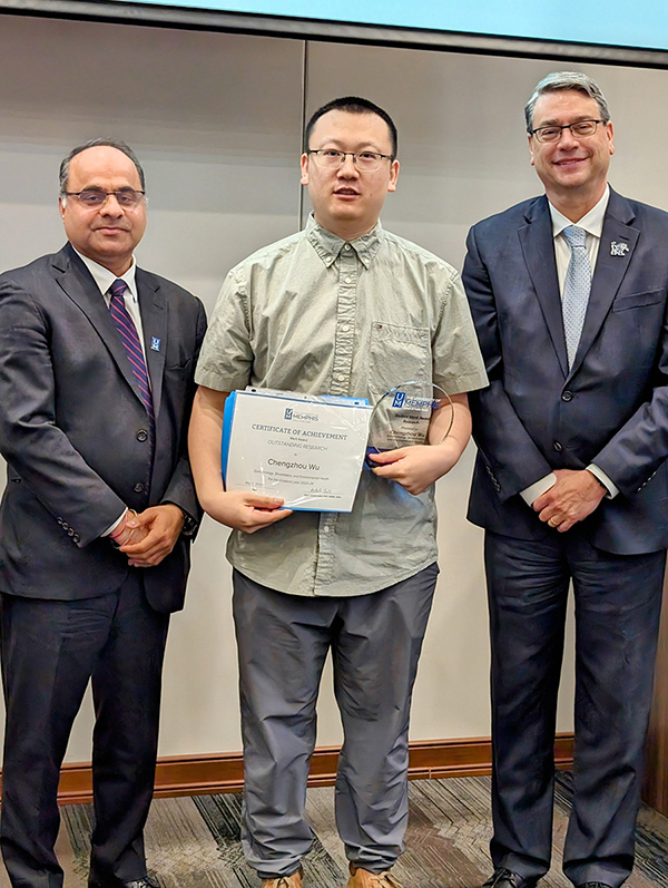 Chengzhou Wu receiving Award